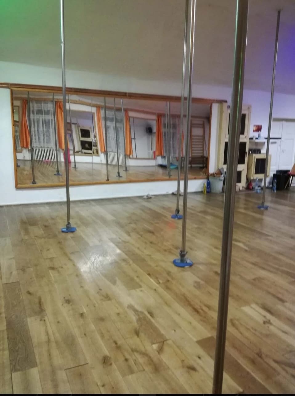 Sál s pole dance tyčemi