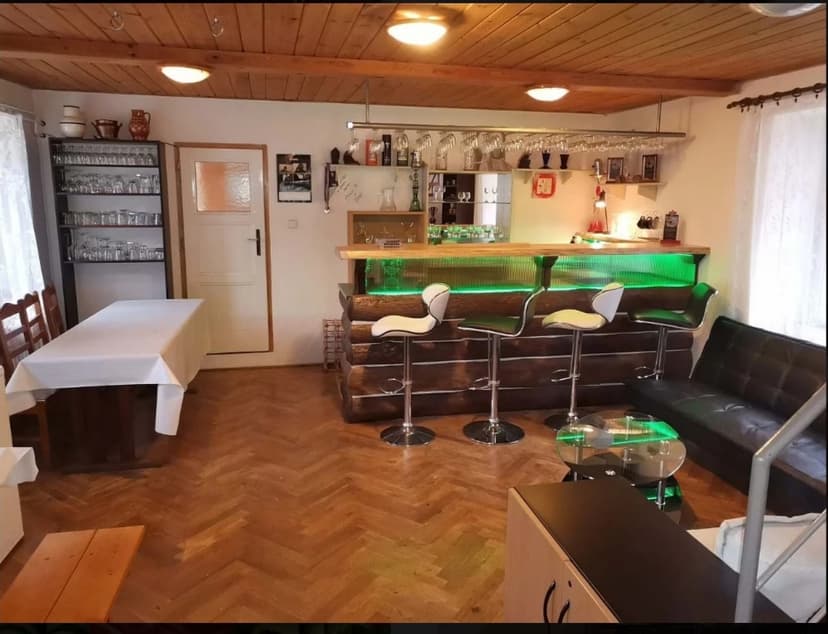 Společenská místnost s barem