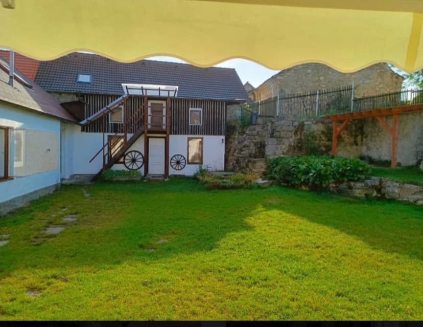 Dvůr resortu Počepice Tikovský